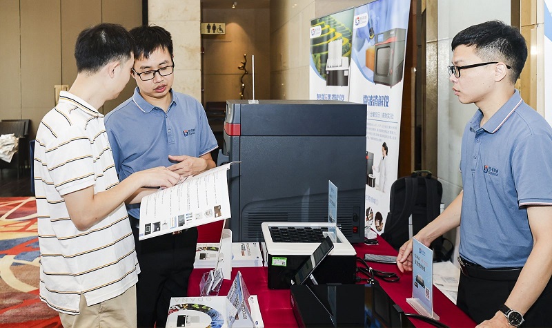 銷售總經理為客戶展示商品,耐心答疑解惑 銷售總經理為客戶展示商品,耐心答疑解惑